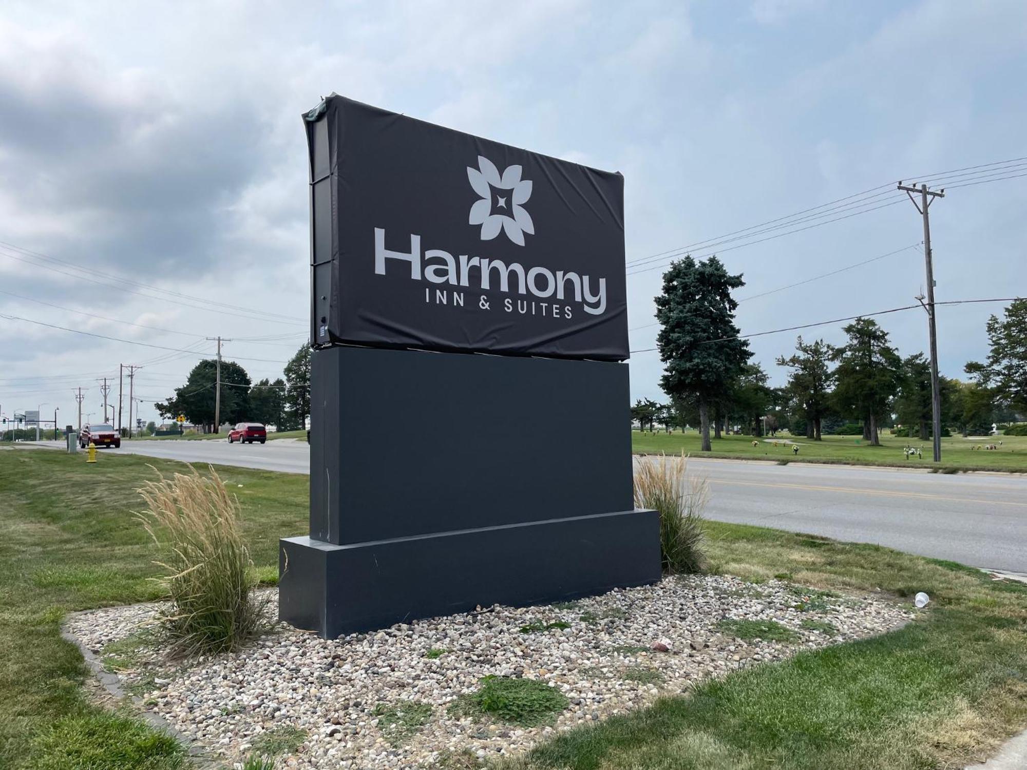 Harmony Inn & Suites Форт-Додж Экстерьер фото